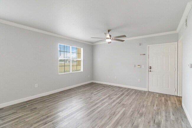 Building Photo - Fully updated 2/2 unit available now for a...