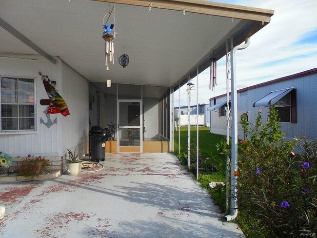 ESPACIO PARA 2 VEHÍCULOS - 6120 Biscaya Ave