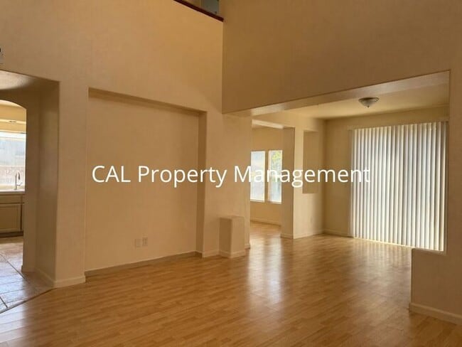 Foto del edificio - Stunning 5-Bedroom, 3-Bathroom Home with Fireplace & 2-Car Garage