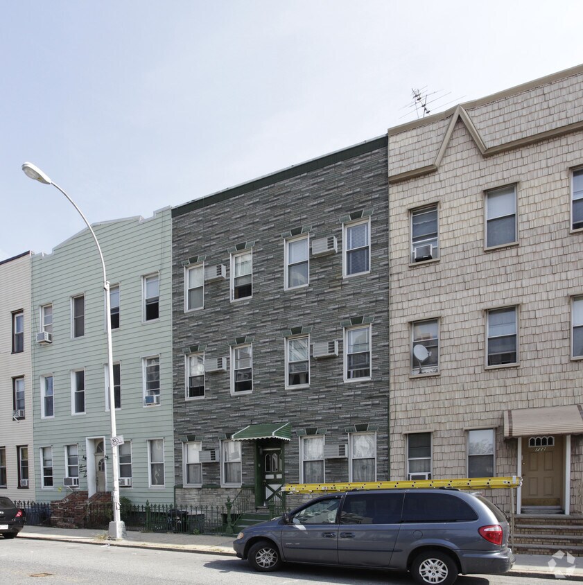 Primary Photo - 724 Lorimer St