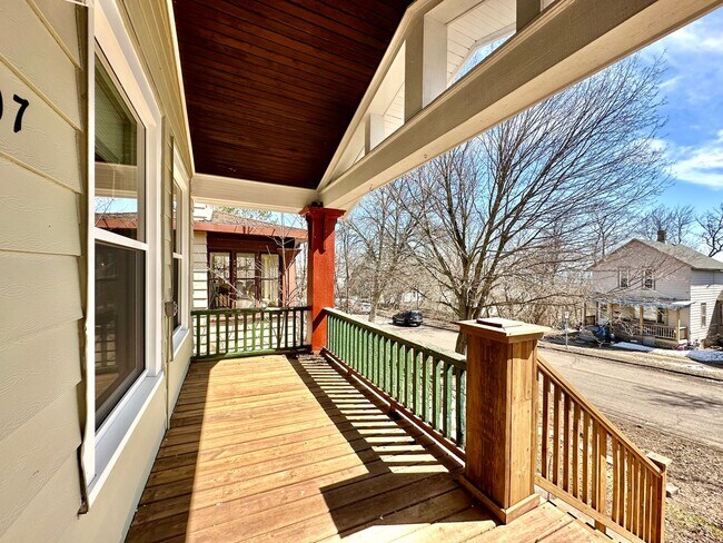 Building Photo - AVAILABLE JUNE - Beautifully Renovated 4 B...