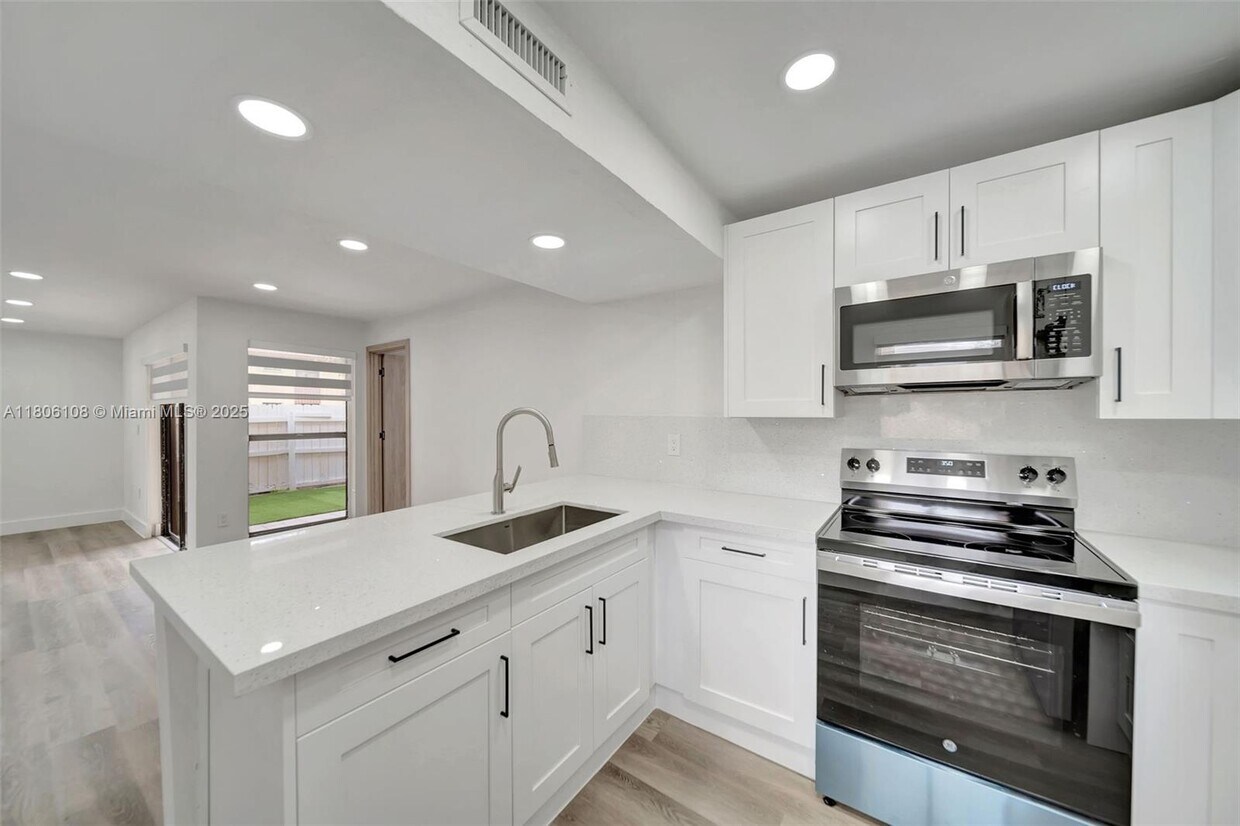 Foto principal - 10805 NW 7th St