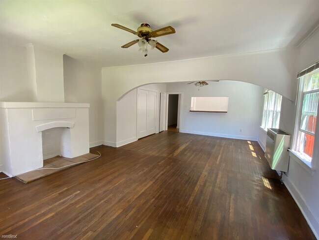 Building Photo - 1 br, 1 bath Duplex - 3960 Redwood Avenue 1/2
