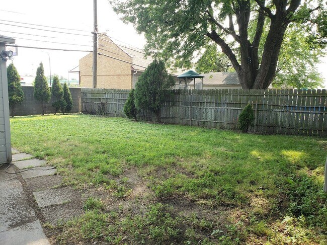 Foto del edificio - 3 bed 1 bath bungalow with garage & fenced...