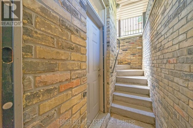 Building Photo - 106 Nipigon Ave