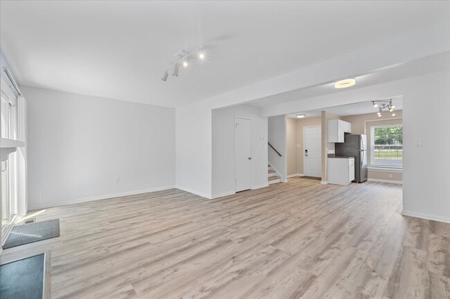 Building Photo - Charming 2 Bedroom/1 Bath Townhome in Henr...