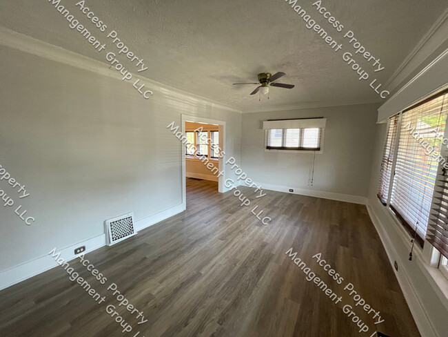 Building Photo - SE Side Large Updated 3 Bed 1.5 Bath home ...