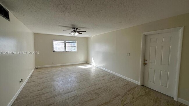 Foto del edificio - 7480 SW 10th St