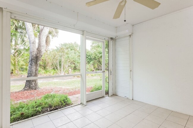 Building Photo - 2 bed + den 2 bath condo, just 2.5 miles from the beach!