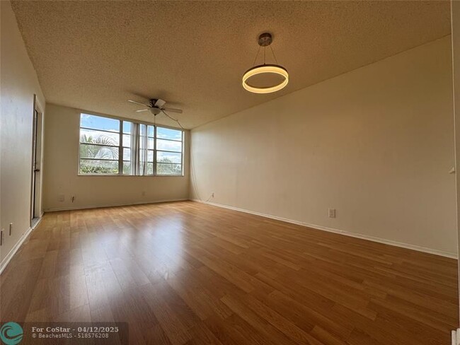 Building Photo - 9441 Live Oak Pl