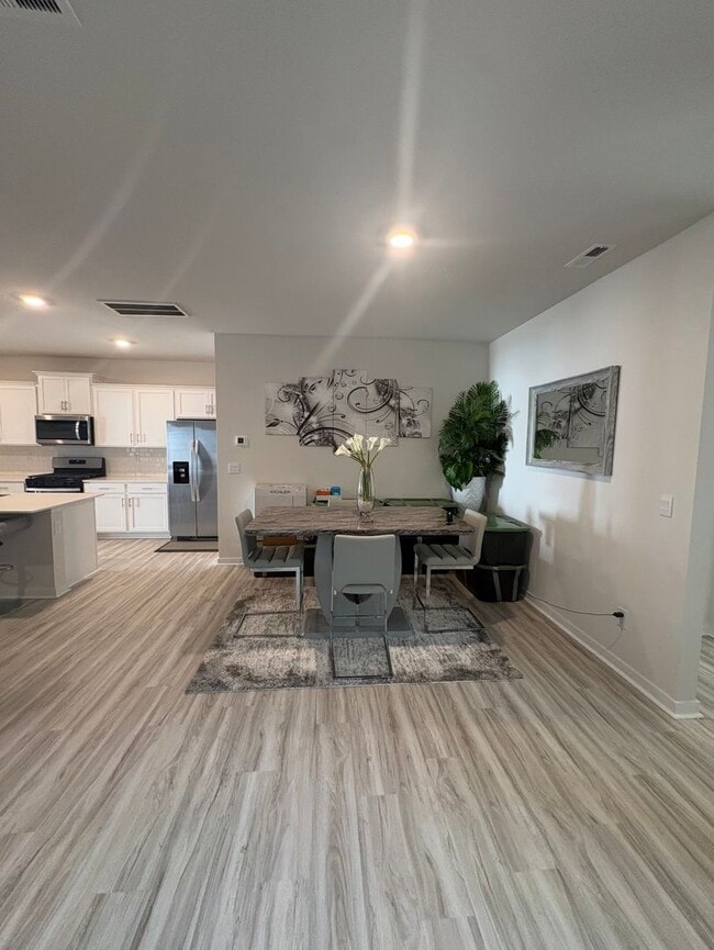 Foto del edificio - BRAND NEW TOWNHOME w/ Garage Parking