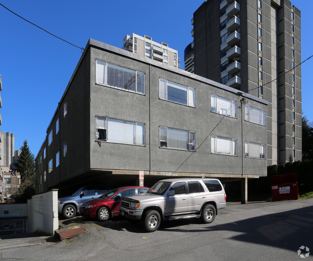 Photo du bâtiment - Haro Street Apartments