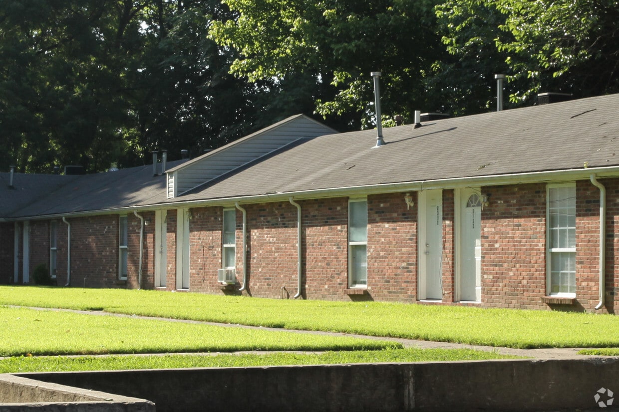 Primary Photo - 2305-2335 Rodman St