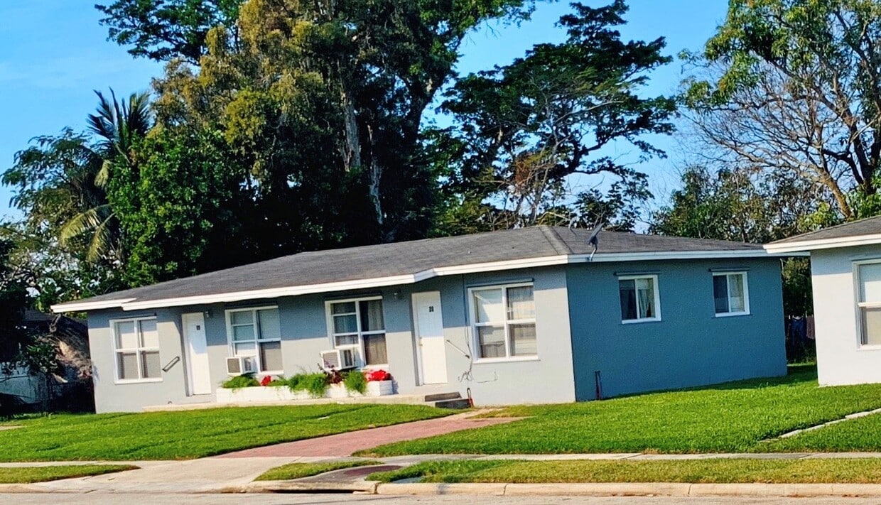 Primary Photo - 37280 Okeechobee Ave