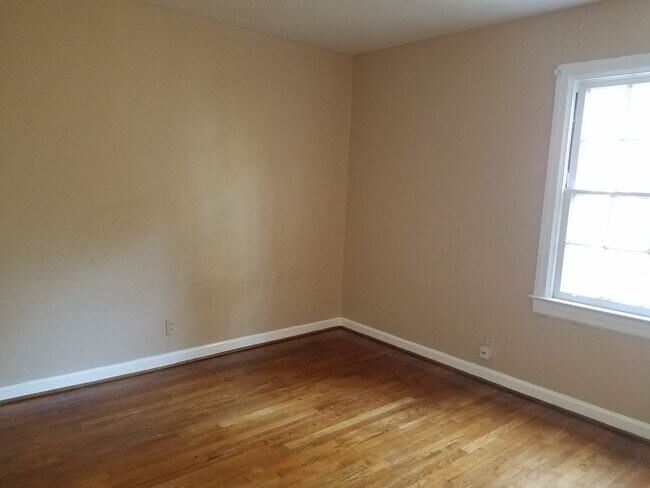 Building Photo - 3 bed 1 bath for rent