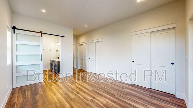 Foto del edificio - 4565 Brighton Dr