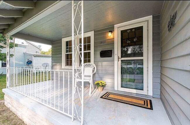 Building Photo - 2 bed, 1bath home, 1 car garage