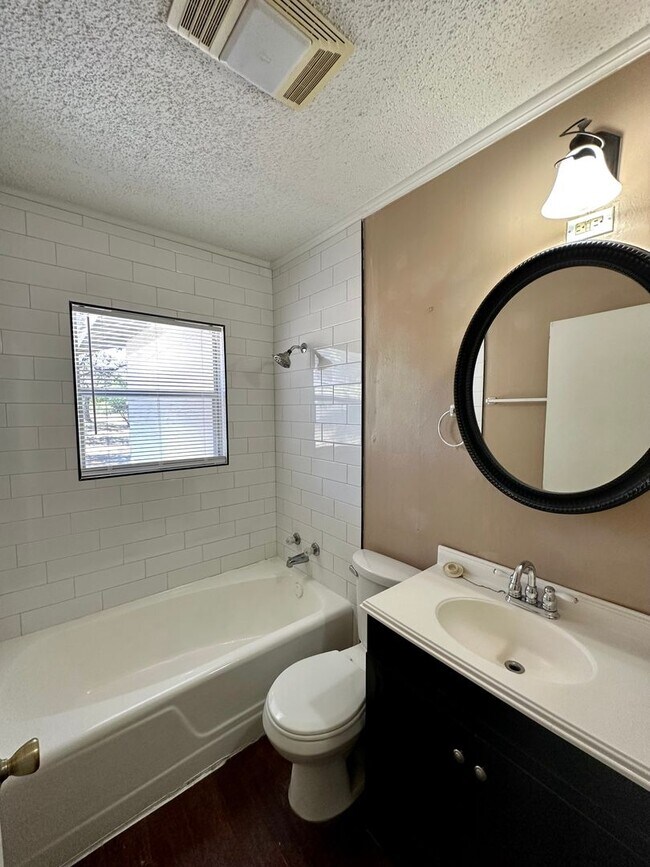 Foto del edificio - 2 Bedroom Cabin with Hill Country Views