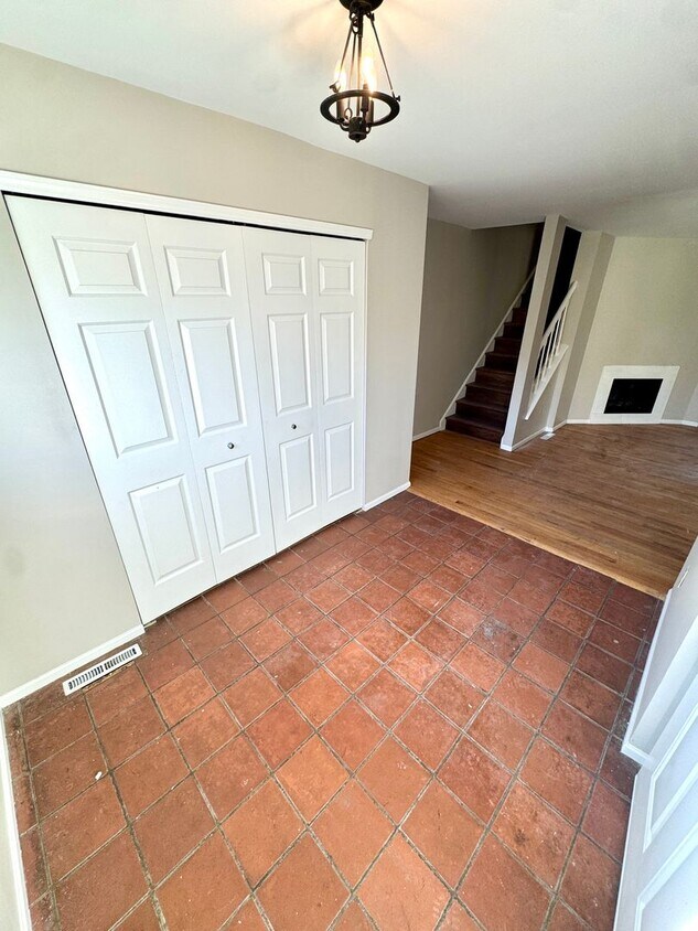 Foto principal - THREE BEDROOM TOWNHOME-PARKLAND SCHOOLS!