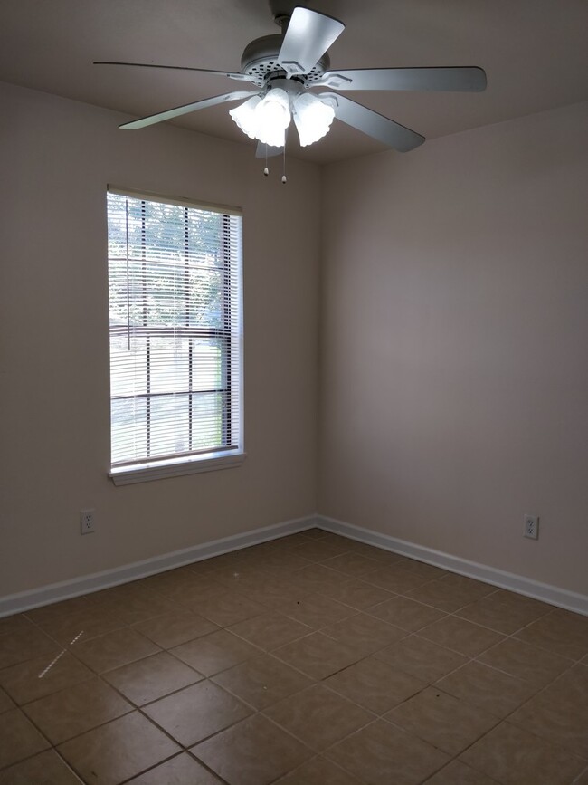 Building Photo - 702 Bonin Rd