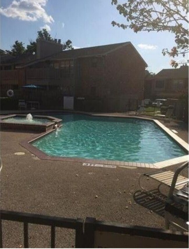Foto del edificio - 2740 Silver Creek Dr.