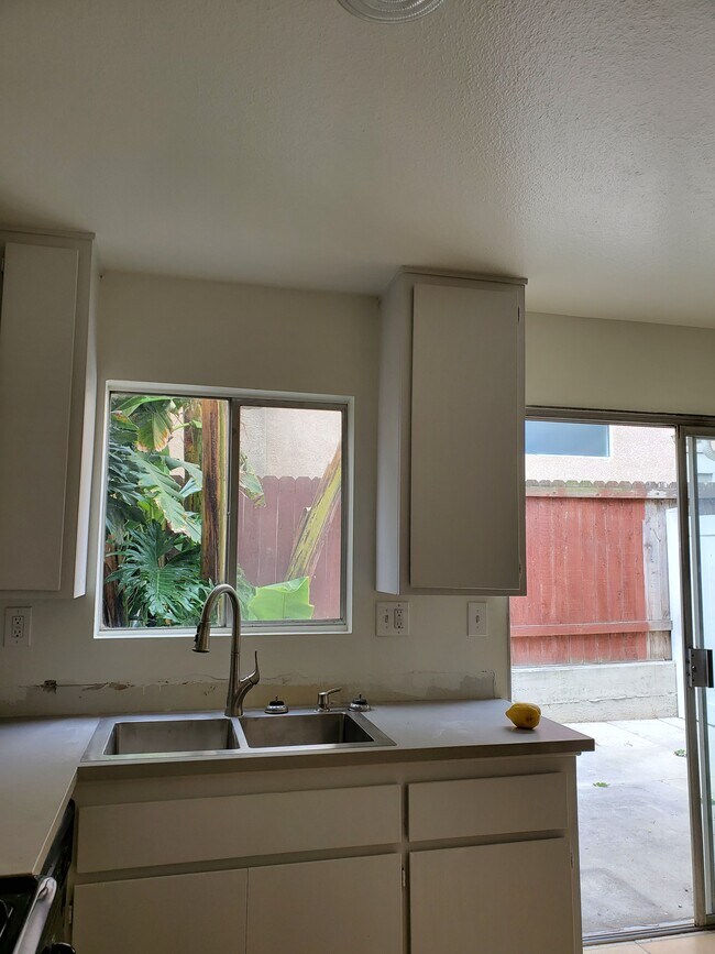 Building Photo - 919 Olive Ave