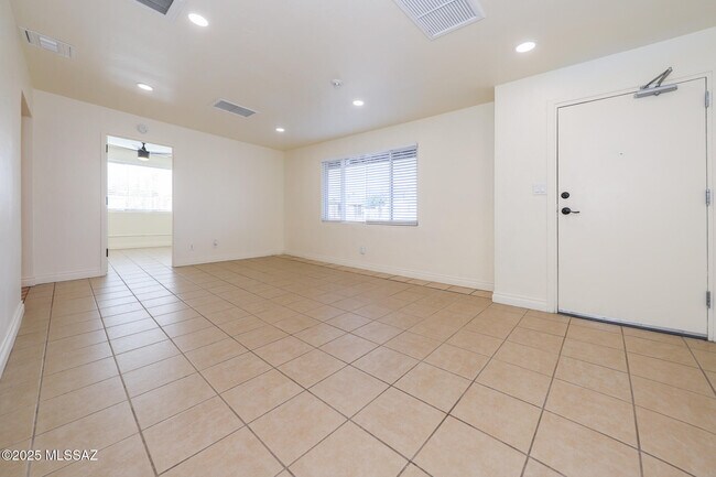 Foto del edificio - 1654 N Rosemont Blvd