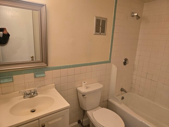 Building Photo - 90 Sutton St