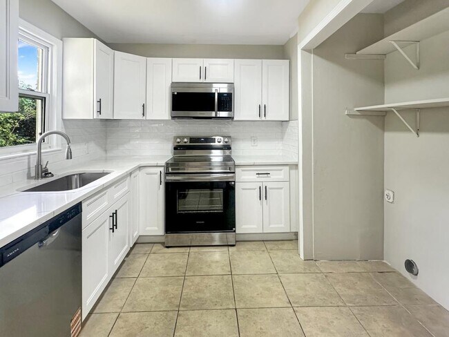 Building Photo - 120 Eastway Ln