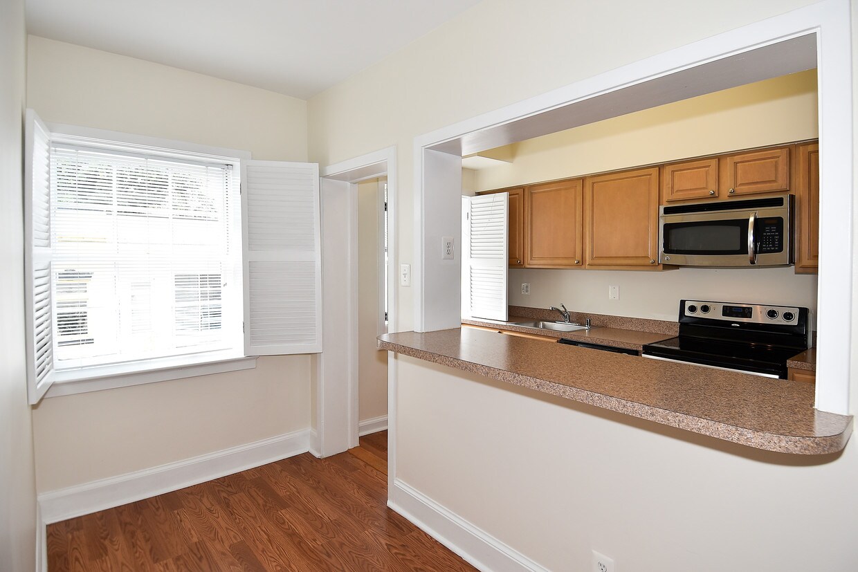 Primary Photo - 1365 Wisconsin Ave NW