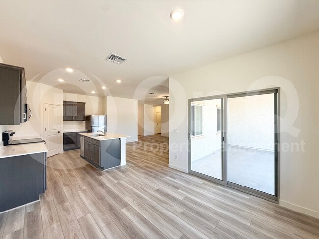 Building Photo - 634 W Red Hawk Ct