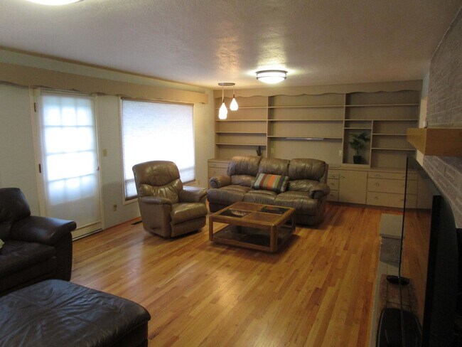 Building Photo - 2 Bedroom Fully Furnished House, Move In R...
