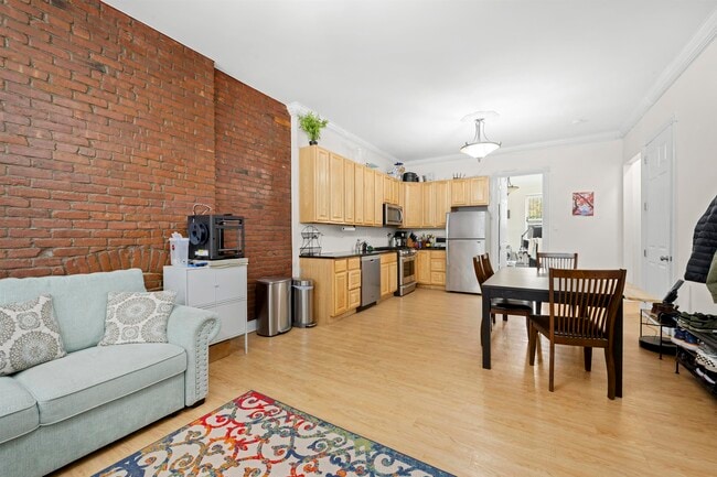 Building Photo - 215 1st St