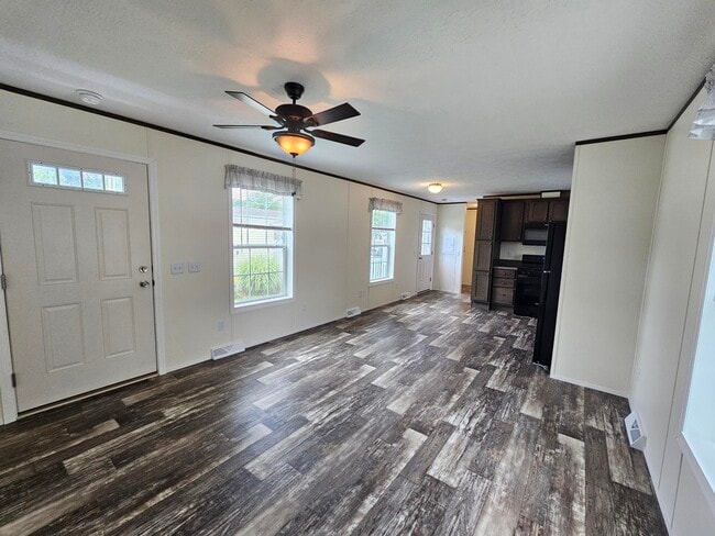 Building Photo - 441 Tulip Dr