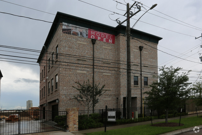 Building Photo - Broadstone Studemont Broadstone Studemont