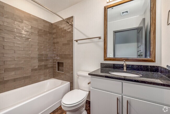 1 habitación, 1 baño - 618 pies cuadrados - Baño - Historic Character. Modern Living.