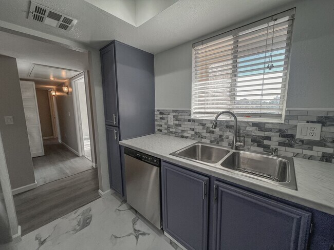 Building Photo - Elegant 3-Bedroom Condo with High-End Fini...