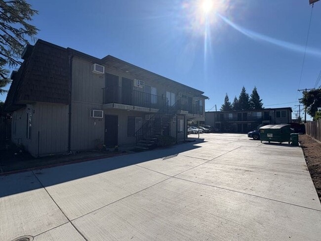 Building Photo - Gated, 1 Bed, 1 Bath Upstairs Apartment. L...