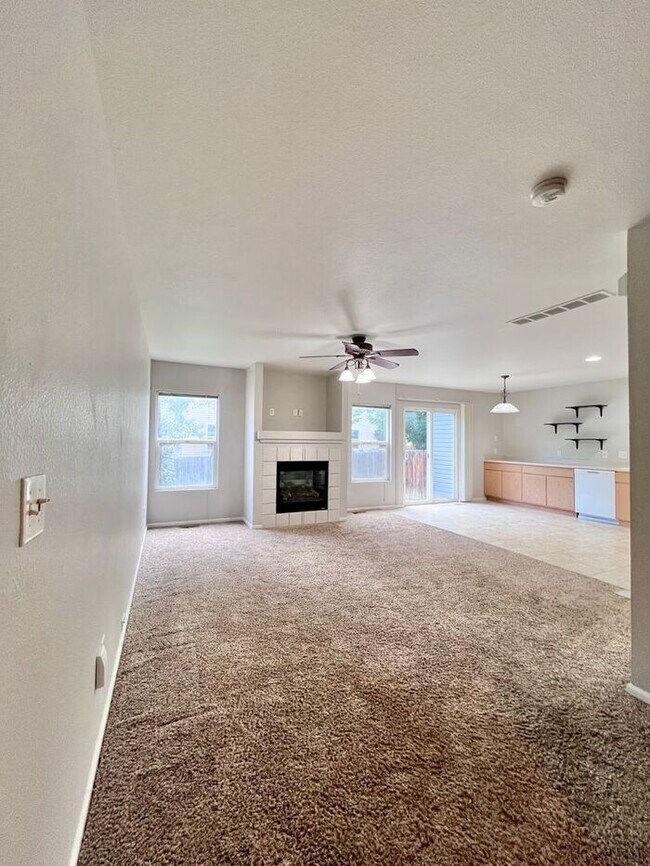 Foto del edificio - NEW CARPET & PAINT! Beautiful 3 Bedroom 2 ...