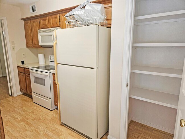 Building Photo - 1311 Antoine Dr