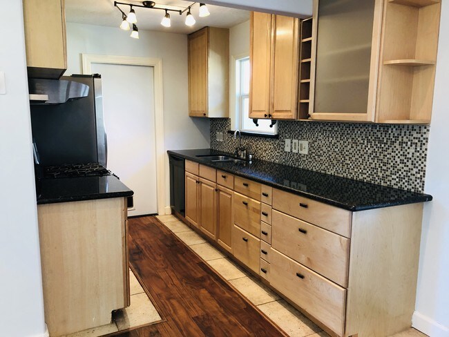 Cocina renovada con una gran cantidad de almacenaje - 1038 Rosepoint Dr