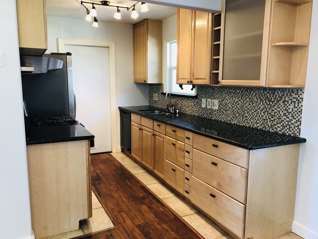 Updated kitchen with lots of storage - 1038 Rosepoint Dr