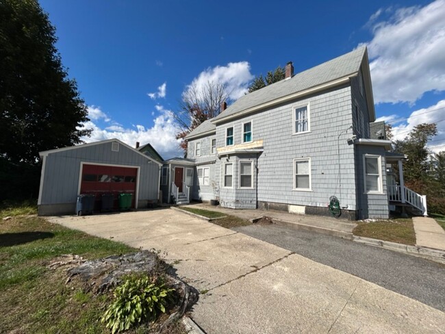 Building Photo - Historic 3 Bedroom First Floor Unit