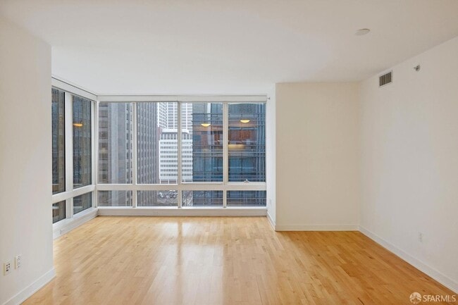 Building Photo - 301 Mission St