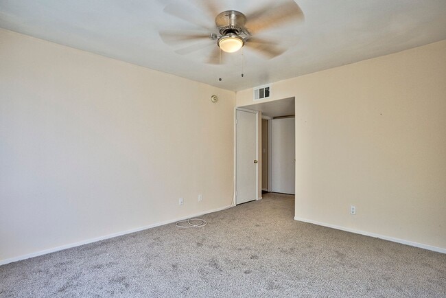 Foto del edificio - 2 Bed, 2 Bath Beautiful condo available now!