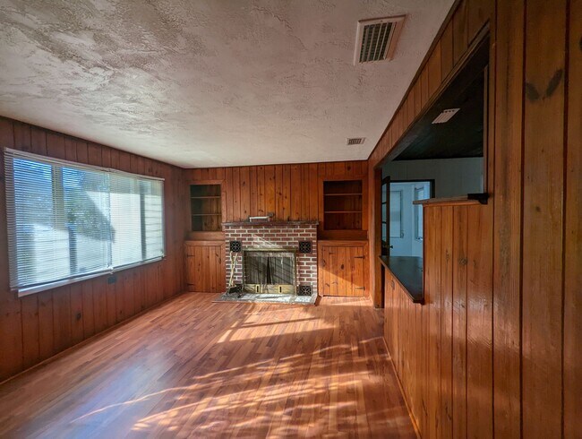 Foto del edificio - Lovely 2/1 home with beautiful natural woo...
