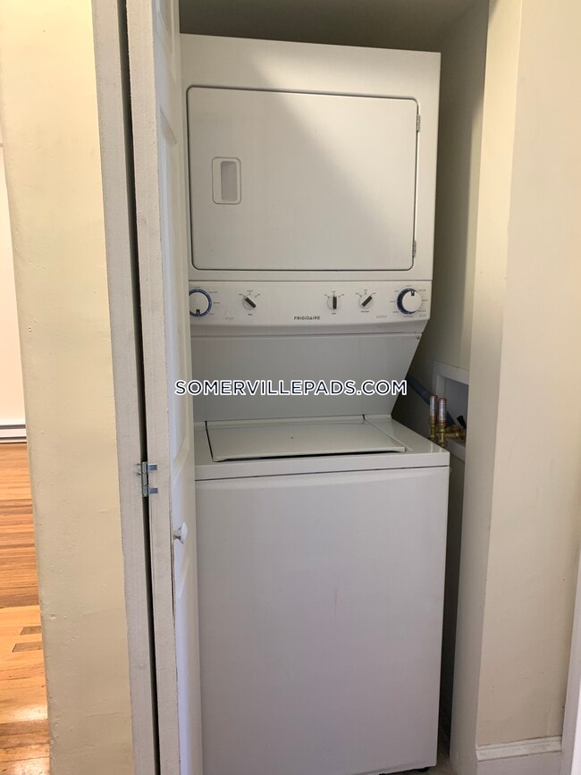 Building Photo - 379 Broadway