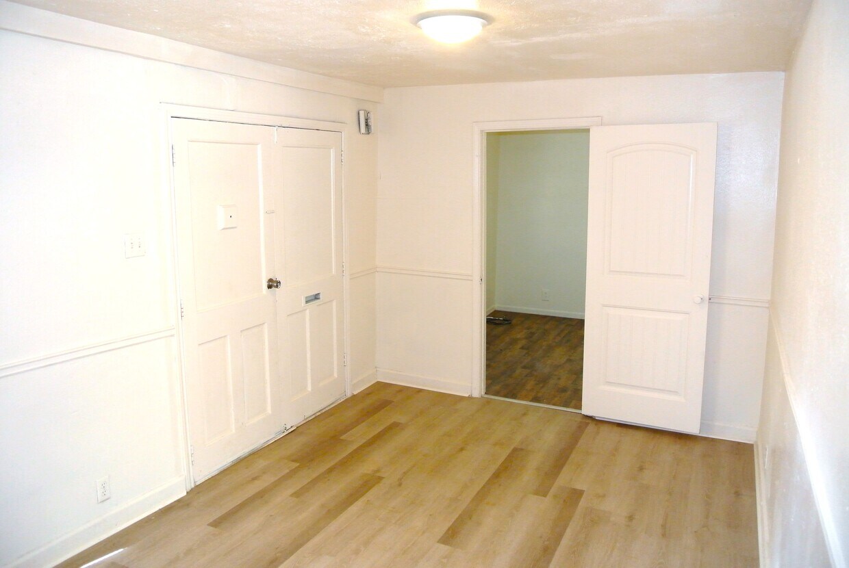 Livingroom Entry - 124 S Lone Oak St