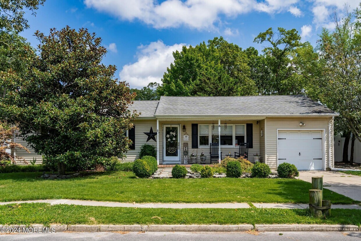 Primary Photo - 5 Adams Dr