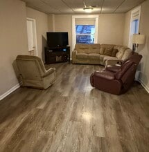 Building Photo - 905 N California Ave